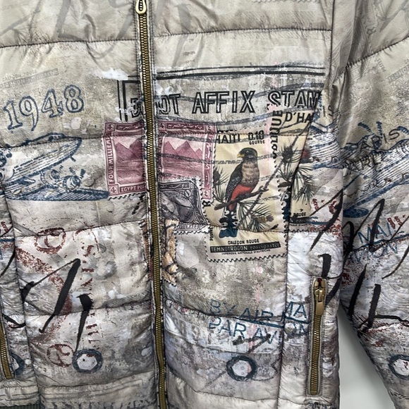 ((#149)DOLCEZZA Simply Art Do Not Affix Stamp Puffer Jacket - Picture 3 of 4